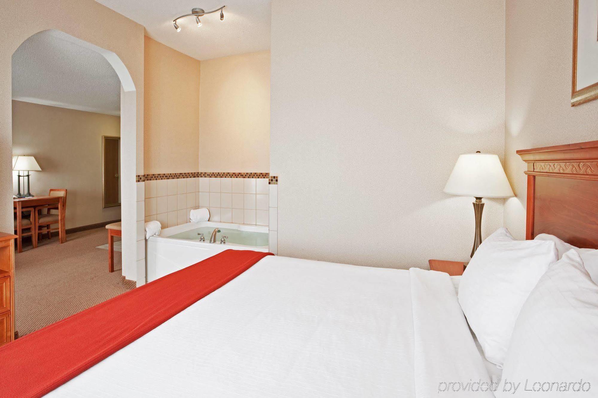 Holiday Inn Express Hotel & Suites Detroit-Utica By Ihg Δωμάτιο φωτογραφία